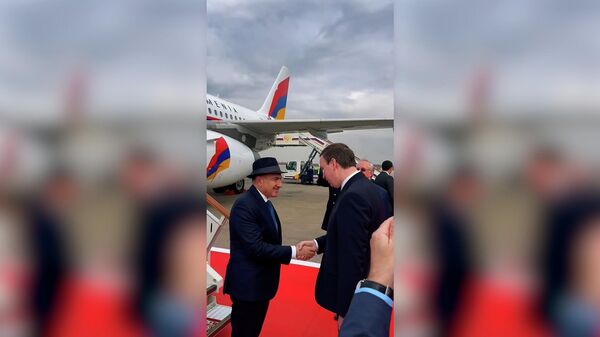 Пашинян прилетел в Москву с картой Армении на лацкане пиджака - Sputnik Армения