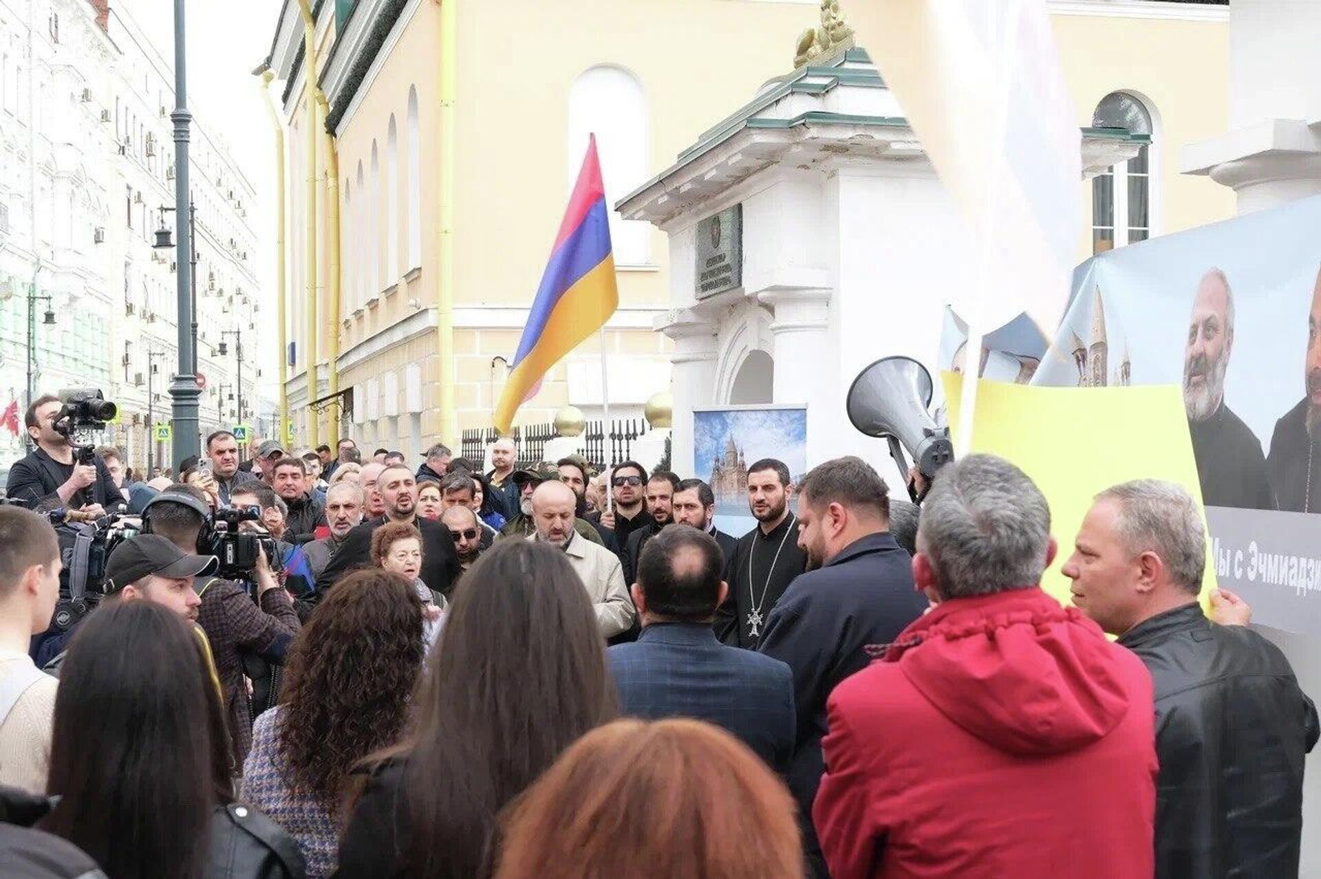 Акция протеста по случаю визита премьер-министра Армении Никола Пашиняна в РФ у здания посольства Республики Армения (1 апреля 2026). Москвa - Sputnik Արմենիա, 1920, 01.04.2026