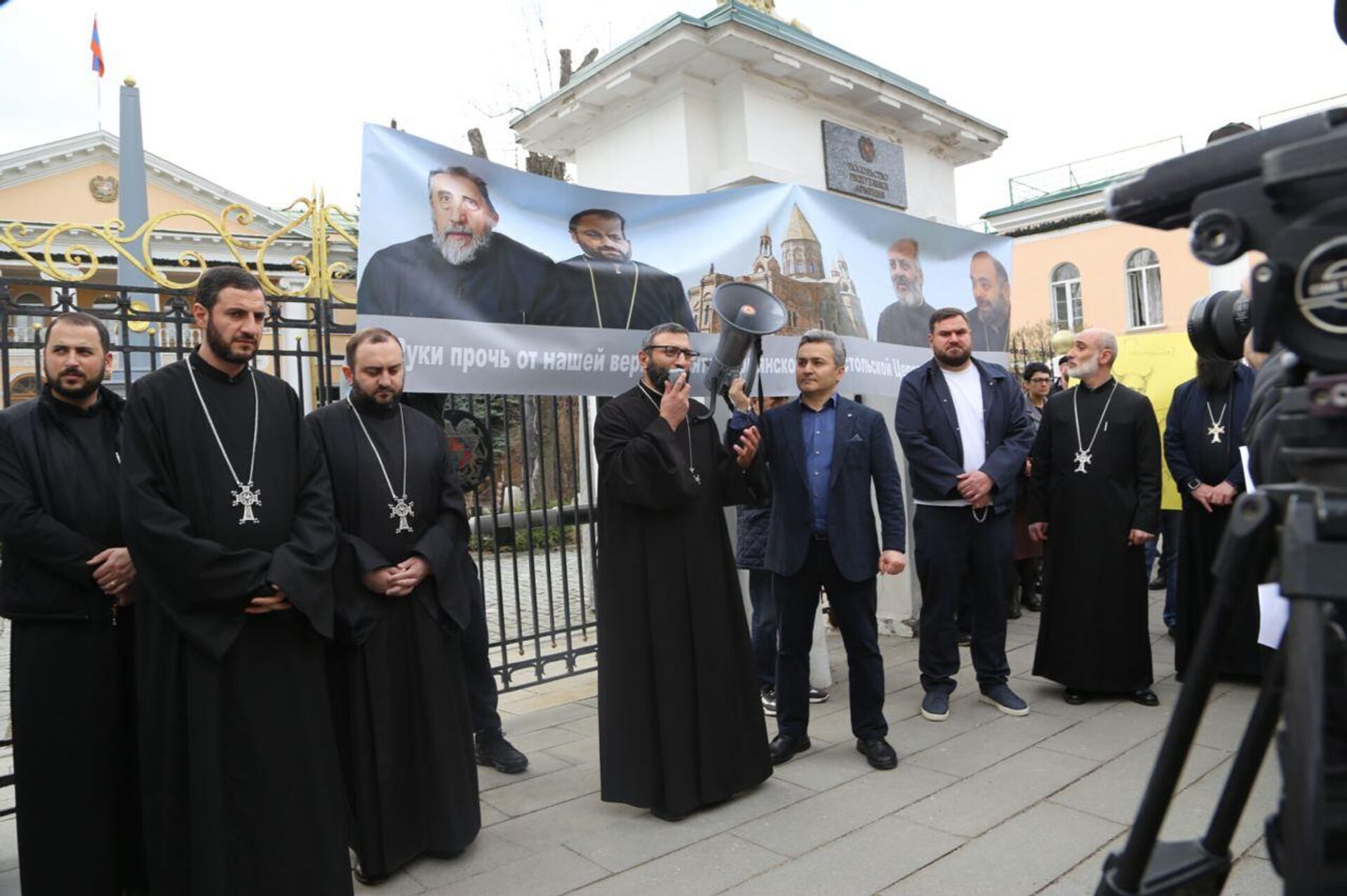 Акция протеста по случаю визита премьер-министра Армении Никола Пашиняна в РФ у здания посольства Республики Армения (1 апреля 2026). Москвa - Sputnik Армения, 1920, 01.04.2026