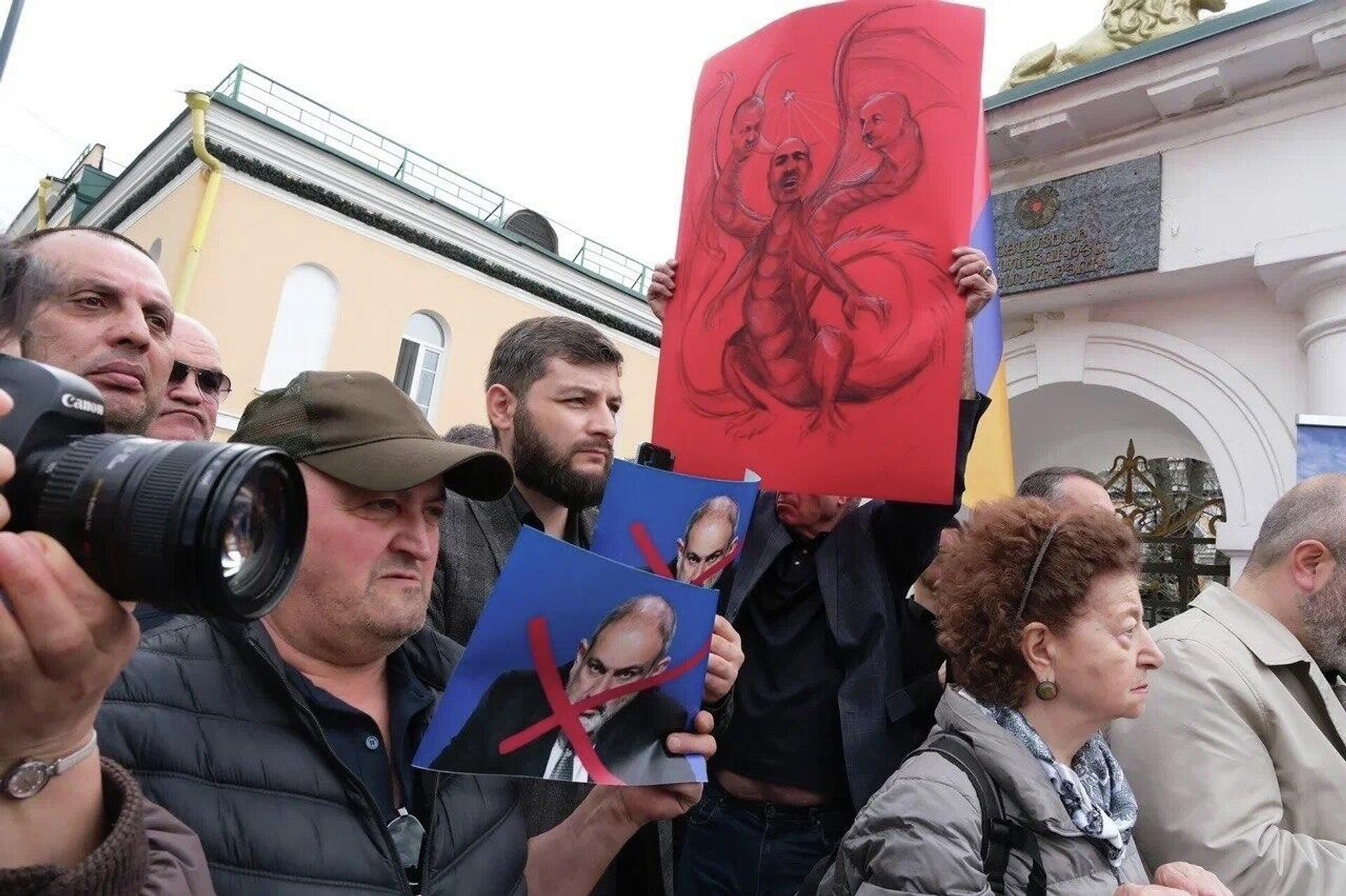 Акция протеста по случаю визита премьер-министра Армении Никола Пашиняна в РФ у здания посольства Республики Армения (1 апреля 2026). Москвa - Sputnik Армения, 1920, 01.04.2026