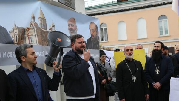 Акция протеста по случаю визита премьер-министра Армении Никола Пашиняна в РФ у здания посольства Республики Армения (1 апреля 2026). Москвa Акция протеста по случаю визита премьер-министра Армении Никола Пашиняна в РФ у здания посольства Республики Армения (1 апреля 2026). Москвa - Sputnik Армения