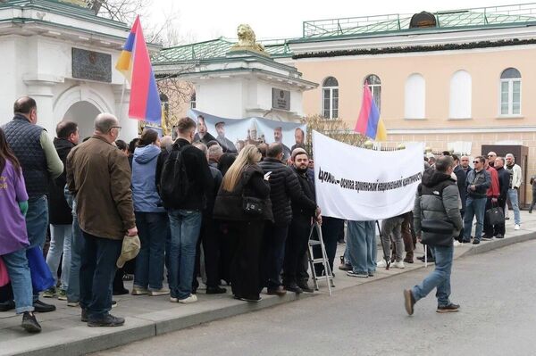 Բողոքի ակցիա ՌԴ–ում ՀՀ դեսպանատան դիմաց - Sputnik Արմենիա