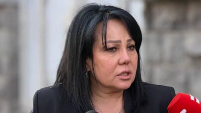 Адвокат Вардуи Элбакян отвечает на вопросы журналистов у здания Генпрокуратуры Армении (1 апреля 2026). Еревaн