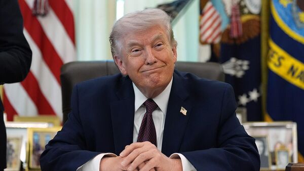 Президент США Дональд Трамп отвечает на вопросы журналистов после подписания указа в Овальном кабинете Белого дома (31 марта 2026). Вашингтон - Sputnik Армения