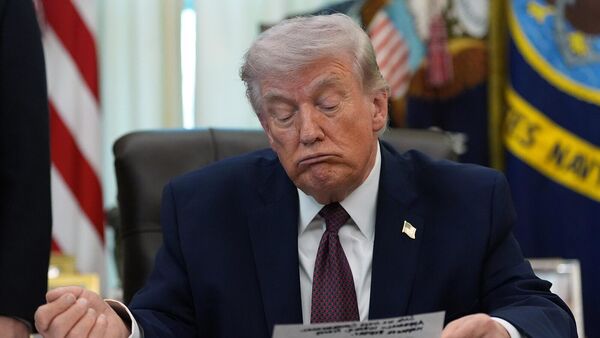 Президент США Дональд Трамп отвечает на вопросы журналистов после подписания указа в Овальном кабинете Белого дома (31 марта 2026). Вашингтон - Sputnik Армения