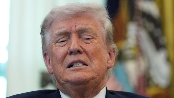 Президент США Дональд Трамп отвечает на вопросы журналистов после подписания указа в Овальном кабинете Белого дома (31 марта 2026). Вашингтон - Sputnik Армения