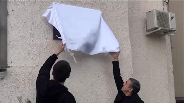 В Сухуме установили Мемориальную доску в честь Героя Абхазии Альберта Топольяна - Sputnik Армения