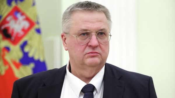 Заместитель председателя правительства РФ Алексей Оверчук перед началом встречи лидеров Армении и РФ (1 апреля 2026). Москвa - Sputnik Армения