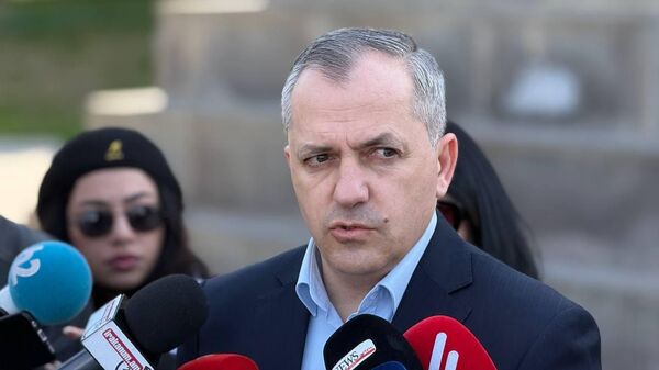 Самвел Шахраманян отвечает на вопросы журналистов в военном пантеоне Ераблур (2 апреля 2026). Еревaн - Sputnik Армения