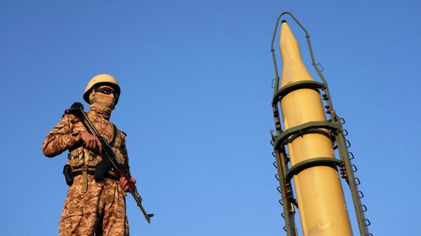 Иранский военный рядом с ракетой - Sputnik Армения