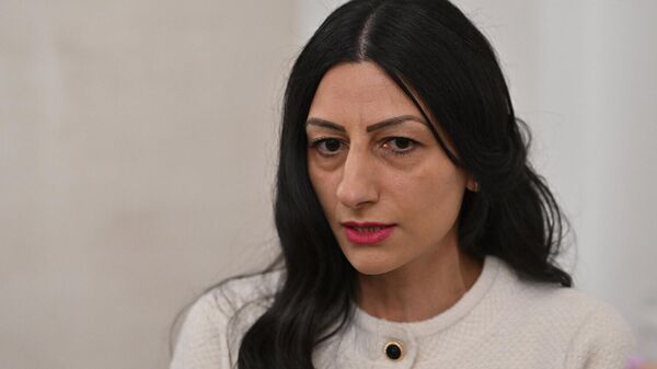 Защитник прав человека Анаит Манасян отвечает на вопросы журналистов после очередного заседания правительства (2 апреля 2026). Еревaн - Sputnik Армения