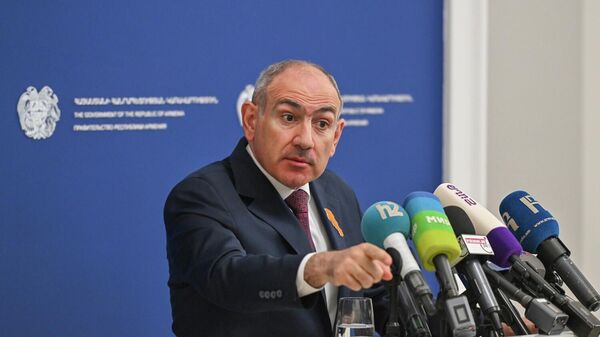 Премьер-министр Никол Пашинян во время брифинга (2 апреля 2026). Еревaн - Sputnik Армения