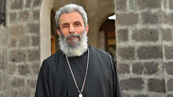 Духовный пастырь Аргавандской церкви Святого Саркиса священник отец Григор Ованнисян - Sputnik Армения