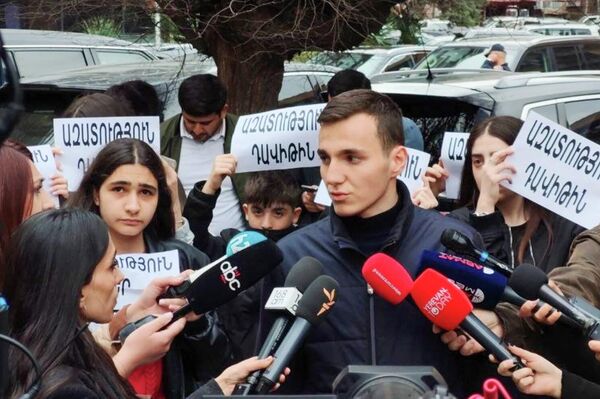 Դավիթ Մինասյանի դասընկերներն ու ուսուցիչները բողոքի ակցիա են անում ՄԱԿ-ի երևանյան գրասենյակի մոտ - Sputnik Արմենիա