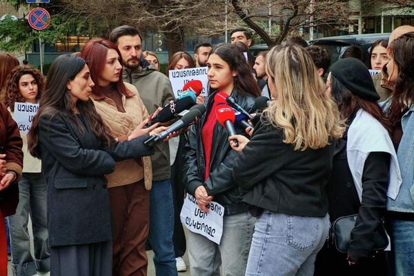 Դավիթ Մինասյանի դասընկերներն ու ուսուցիչները բողոքի ակցիա են անում ՄԱԿ-ի երևանյան գրասենյակի մոտ - Sputnik Արմենիա
