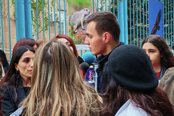 Դավիթ Մինասյանի դասընկերներն ու ուսուցիչները բողոքի ակցիա են անում ՄԱԿ-ի երևանյան գրասենյակի մոտ - Sputnik Արմենիա