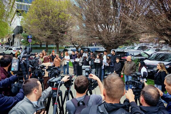 Դավիթ Մինասյանի դասընկերներն ու ուսուցիչները բողոքի ակցիա են անում ՄԱԿ-ի երևանյան գրասենյակի մոտ - Sputnik Արմենիա