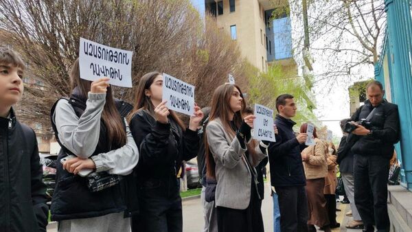 Դավիթ Մինասյանի դասընկերներն ու ուսուցիչները բողոքի ակցիա են անում ՄԱԿ-ի երևանյան գրասենյակի մոտ - Sputnik Արմենիա