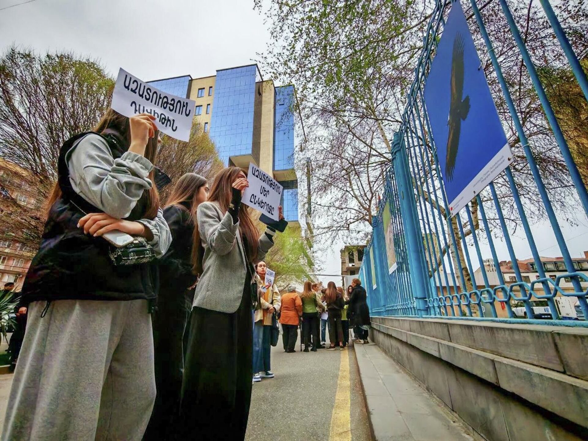Oдноклассники Давида Минасяна и их родители на акции протеста у офиса ООН (2 апреля 2026). Еревaн - Sputnik Արմենիա, 1920, 02.04.2026