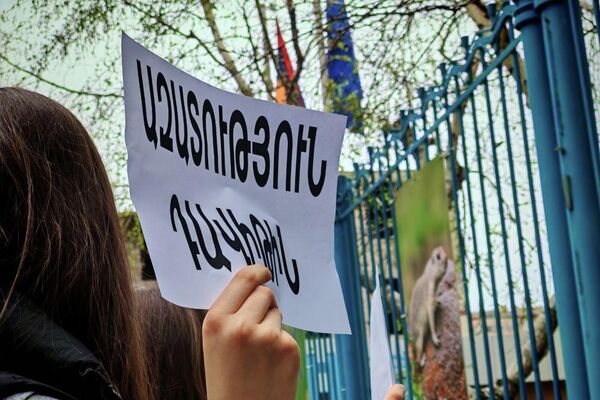 Դավիթ Մինասյանի դասընկերներն ու ուսուցիչները բողոքի ակցիա են անում ՄԱԿ-ի երևանյան գրասենյակի մոտ - Sputnik Արմենիա