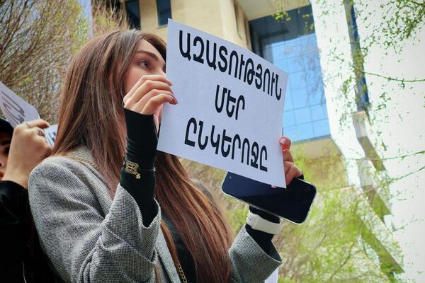 Դավիթ Մինասյանի դասընկերներն ու ուսուցիչները բողոքի ակցիա են անում ՄԱԿ-ի երևանյան գրասենյակի մոտ - Sputnik Արմենիա