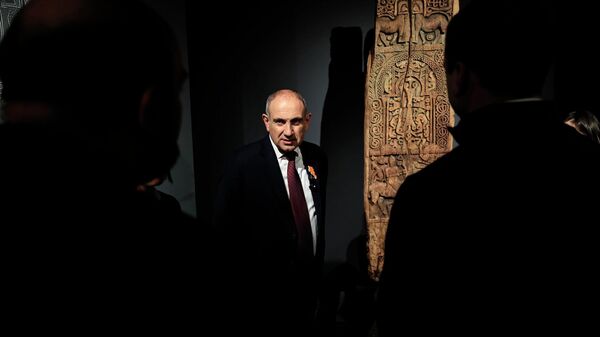 Никол Пашинян на открытии выставки одного из уникальных экспонатов средневекового армянского деревообработки — деревянного дверного полотна из армянской церкви, датируемого 1188 годом, — в Историческом музее Армении (2 апреля 2026). Еревaн - Sputnik Армения