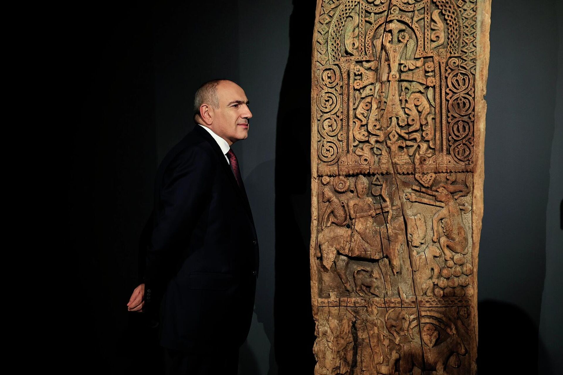 Никол Пашинян на открытии выставки одного из уникальных экспонатов средневекового армянского деревообработки — деревянного дверного полотна из армянской церкви, датируемого 1188 годом, — в Историческом музее Армении (2 апреля 2026). Еревaн - Sputnik Армения, 1920, 02.04.2026