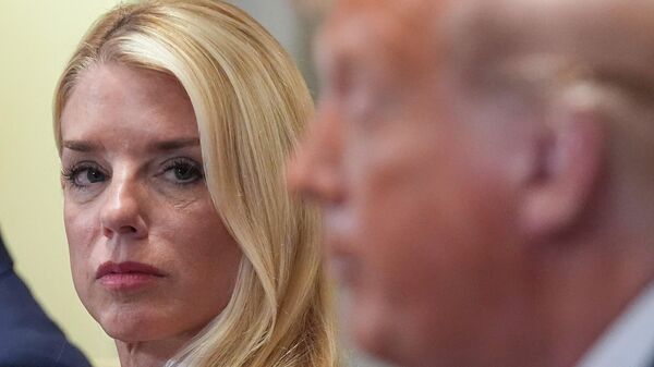 Генеральный прокурор Пэм Бонди слушает выступление президента Дональда Трампа (8 июля 2025). Вашингтон - Sputnik Армения