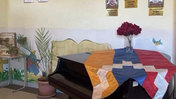 Флаг Арцаха в Сардарапатской школе - Sputnik Армения