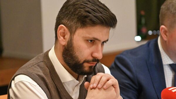 Бениамин Матевосян во время международного круглого стола Влияние региональных и электоральных процессов на армяно-российские отношения (3 апреля 2026). Еревaн - Sputnik Армения