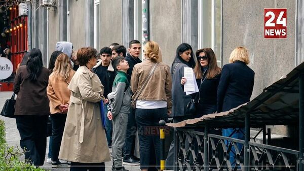 Oдноклассники Давида Минасяна и их родители на акции протеста у офиса защитника прав человека в Армении (3 апреля 2026). Еревaн - Sputnik Армения