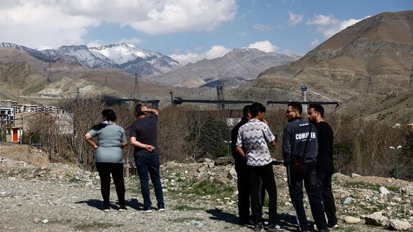 Люди смотрят на поврежденный в результате американо-израильского авиаудара мост B1 (3 апреля 2026). Кередж - Sputnik Армения