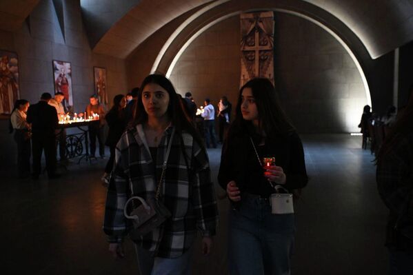 Прихожане с лампадками Пасхального Сочельника - Sputnik Армения