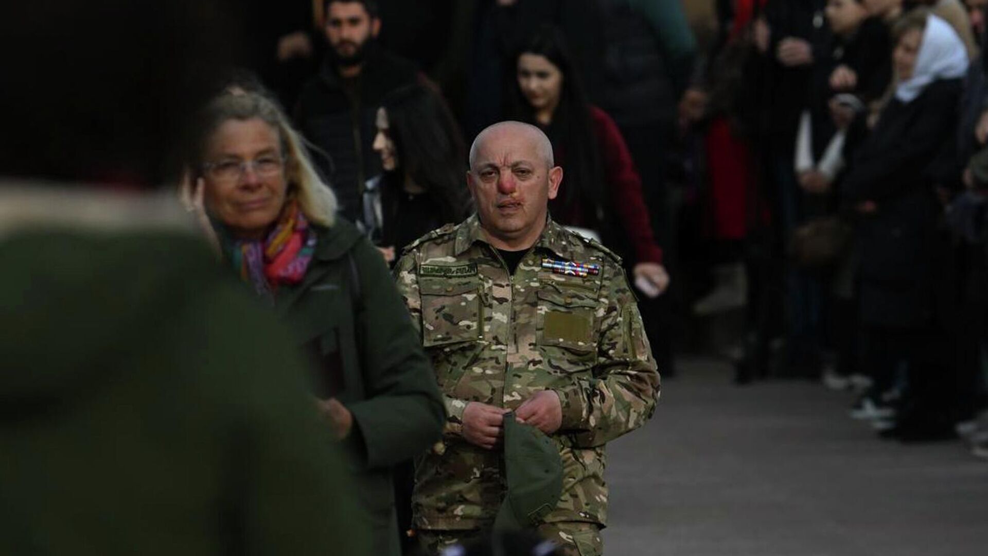 Легендарный военачальник Артур Аванесян (позывной Кандаз) на литургии Пасхального Сочельника - Чрагалуйс (4 апреля 2026). Эчмиадзин - Sputnik Армения, 1920, 27.04.2026