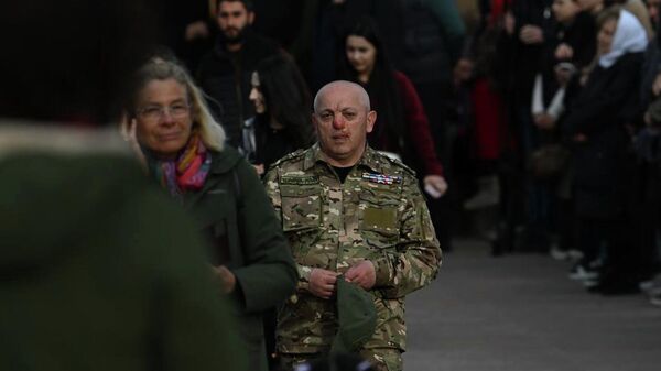 Легендарный военачальник Артур Аванесян (позывной Кандаз) на литургии Пасхального Сочельника - Чрагалуйс (4 апреля 2026). Эчмиадзин - Sputnik Армения