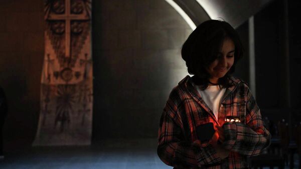 Девушка с лампадой Пасхального Сочельника - Чрагалуйц (4 апреля 2026). Эчмиадзин - Sputnik Армения