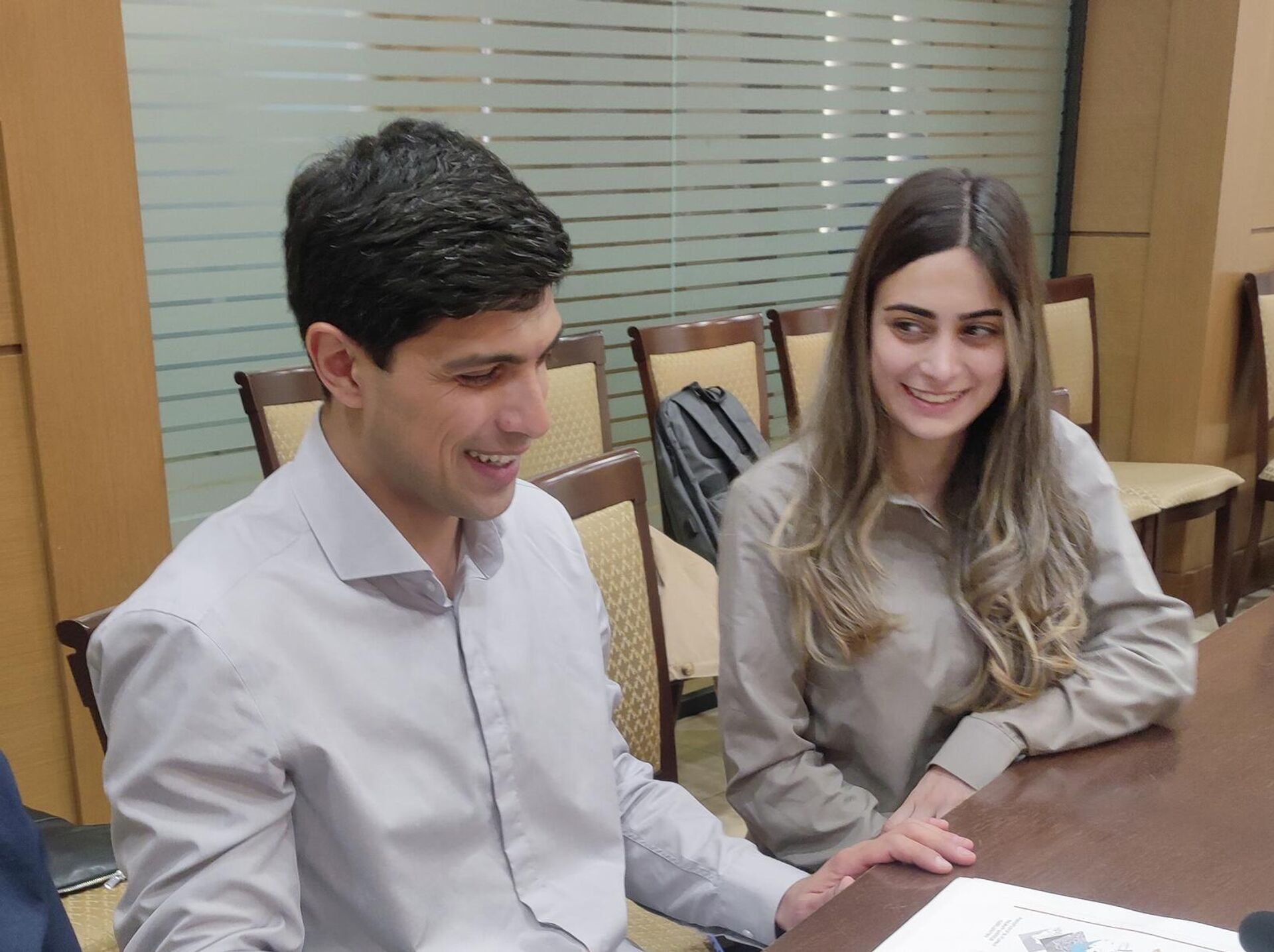 Молодые исследователи Национального университета архитектуры и строительства Армении Месроп Саакян и Мариам Кочарян - Sputnik Армения, 1920, 04.04.2026