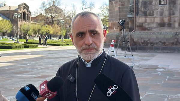 Директор информационной службы Эчмиадзина, иерей Есаи Артенян отвечает на вопросы журналистов (5 апреля 2026). Эчмиадзин - Sputnik Армения
