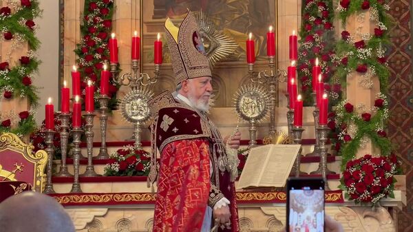 В Первопрестольном Эчмиадзине проходит Пасхальная литургия - Sputnik Армения