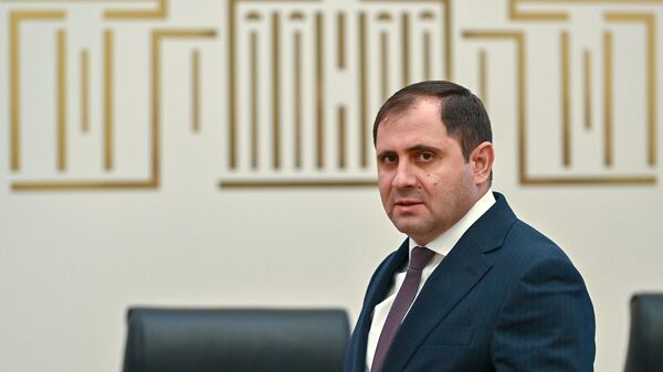 Министр обороны Сурен Папикян перед началом заседания постоянных комиссий НС по обсуждению госбюджета 2026 (3 ноября 2025). Еревaн - Sputnik Армения