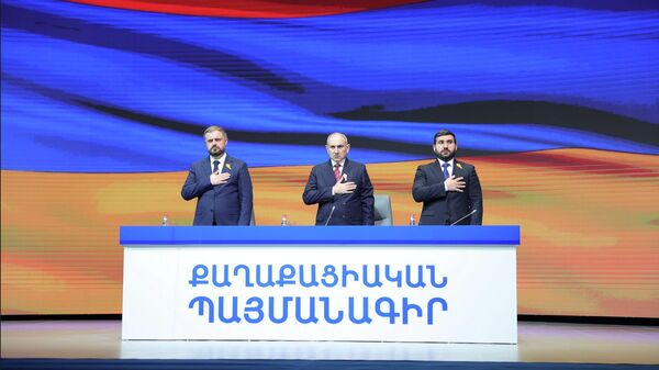 Նիկոլ Փաշինյանը, Գևորգ Պապոյանը և Վահագն Ալեքսանյանը ՔՊ–ի համաժողովի ժամանակ - Sputnik Արմենիա