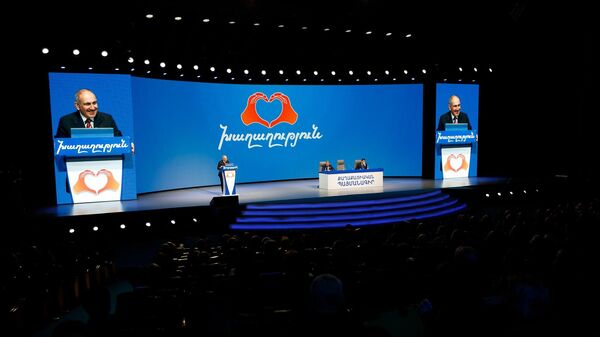 Никол Пашинян выступает на съезде партии Гражданский договор (4 апреля 2026). Еревaн - Sputnik Армения