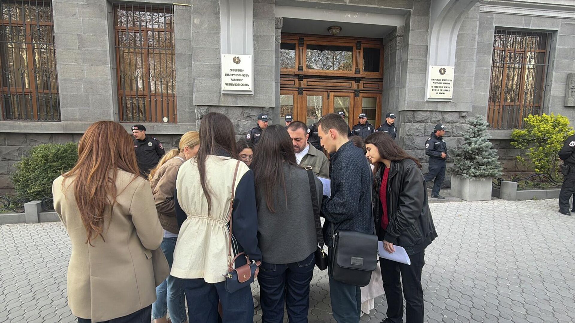 Одноклассники 18-летнего Давида Минасяна, арестованного после инцидента в церкви Св.Анны в Ереване, проводят акцию протеста у здания Генпрокуратуры (6 апреля 2026). Еревaн - Sputnik Армения, 1920, 06.04.2026