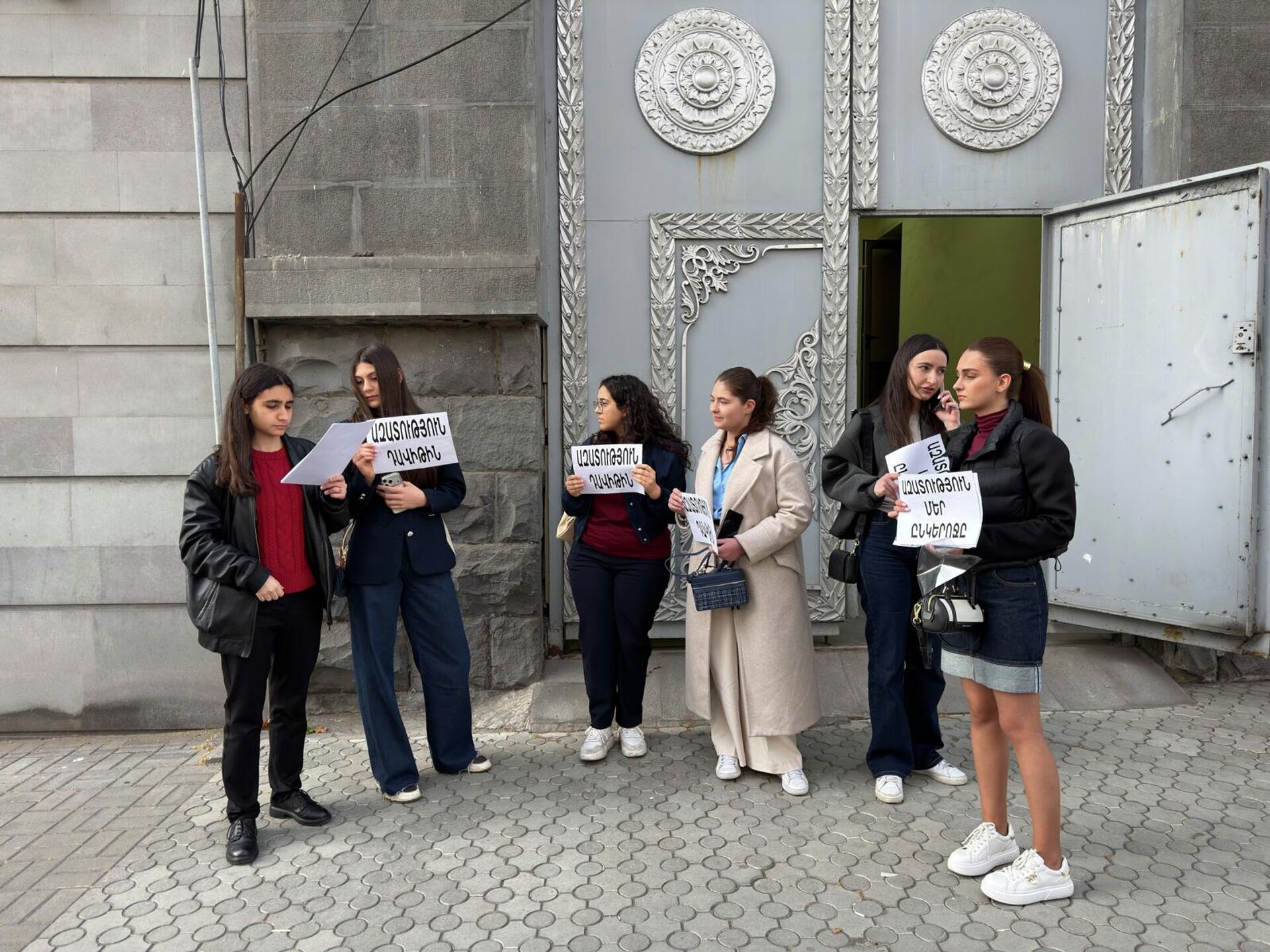 Одноклассники 18-летнего Давида Минасяна, арестованного после инцидента в церкви Св.Анны в Ереване, проводят акцию протеста у здания Генпрокуратуры (6 апреля 2026). Еревaн - Sputnik Армения, 1920, 06.04.2026