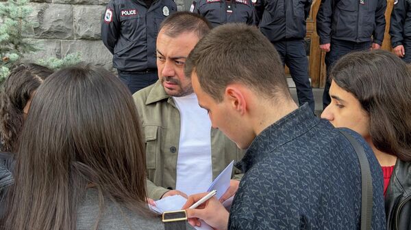 Одноклассники 18-летнего Давида Минасяна, арестованного после инцидента в церкви Св.Анны в Ереване, проводят акцию протеста у здания Генпрокуратуры (6 апреля 2026). Еревaн - Sputnik Армения