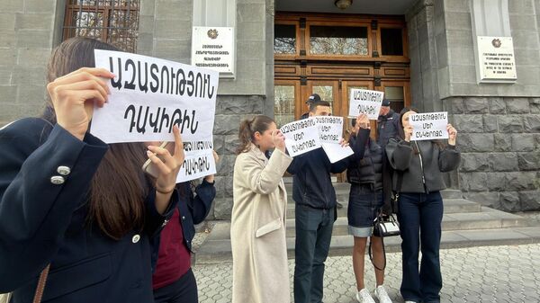 Одноклассники 18-летнего Давида Минасяна, арестованного после инцидента в церкви Св.Анны в Ереване, проводят акцию протеста у здания Генпрокуратуры (6 апреля 2026). Еревaн - Sputnik Армения