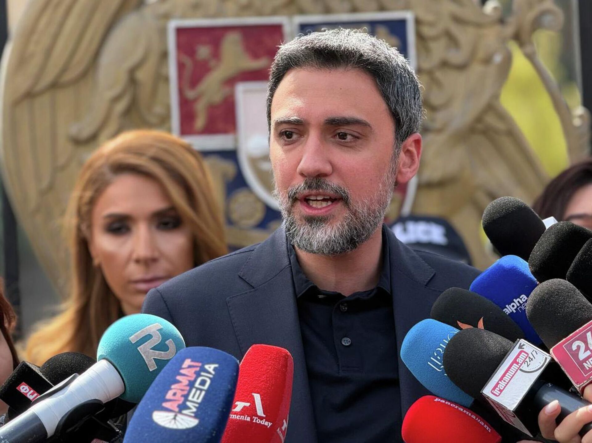 Адвокат Арам Вардеванян общается с прессой на акции в поддержку партии Сильная Армения с кошкой на плече (7 апреля 2026). Еревaн - Sputnik Армения, 1920, 07.04.2026