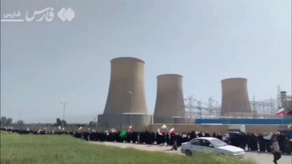 Жители иранского Казеруна выстроились в живую цепь у электростанции - Sputnik Արմենիա