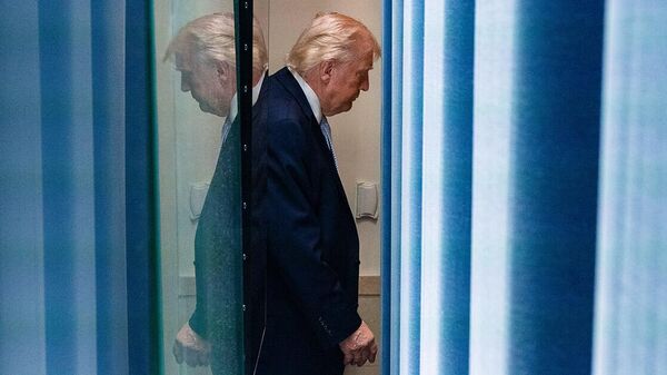 Президент США Дональд Трамп покидает зал для пресс-брифингов в Белом доме после беседы с журналистами (6 апреля 2026). Вашингтон Президент США Дональд Трамп покидает зал для пресс-брифингов в Белом доме после беседы с журналистами (6 апреля 2026). Вашингтон - Sputnik Армения