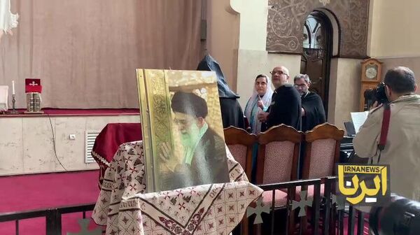 Чин поминовения имама Хаменеи в армянском храме Тегерана Чин поминовения имама Хаменеи в армянском храме Тегерана - Sputnik Армения